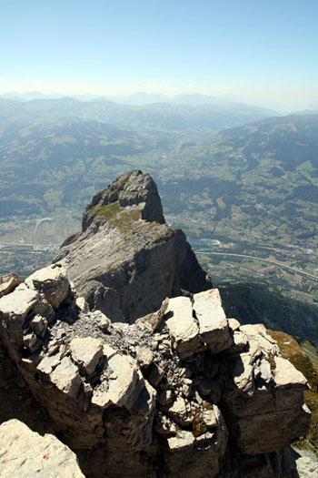L'Aiguille (grise) de Varan vu depuis le sommet de l'Aiguille Rouge