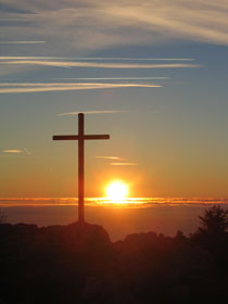 Coucher de soleil sur la croix du Parmelan
