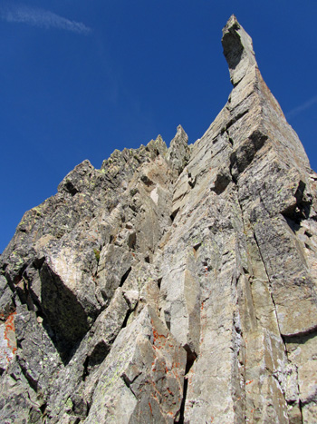 La cheminée à escalader pour l'accès au sommet