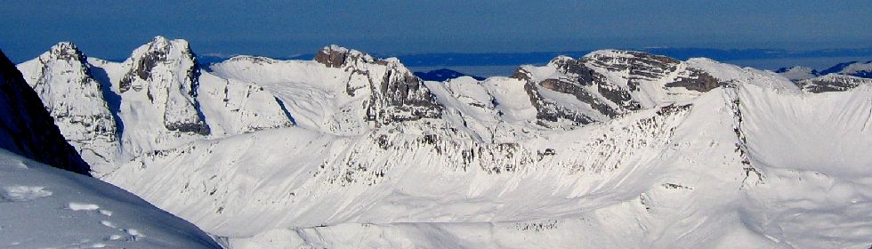 De gauche  droite: Le pic du Jallouvre, la pointe Blanche, la pointe du midi et la pointe Dzrat, le grand Bargy.